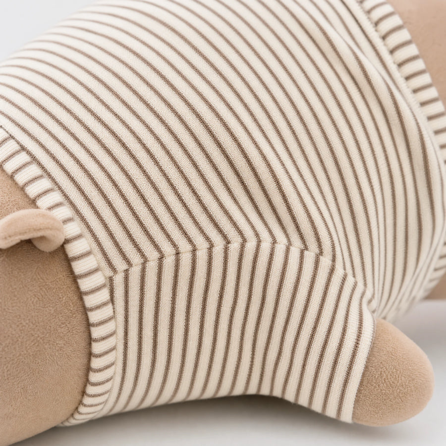 Bear Plush Toy with Striped Outfit, Lying Position - Détail matière