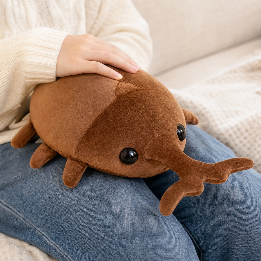 Beetle Plush Toy with Soft Brown Two-Tone Finish - Utilisation du produit