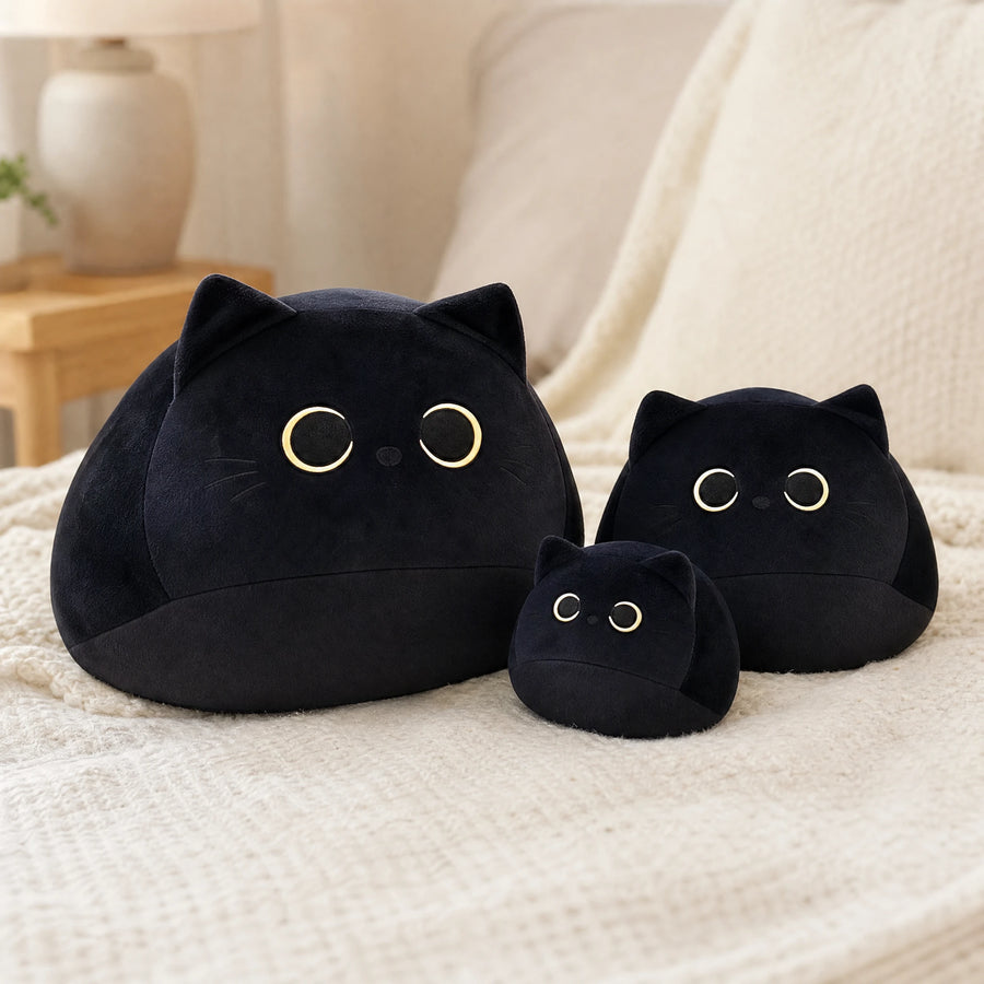Black Cat Plush with Embroidered Eyes and Rounded Shape - Utilisation du produit