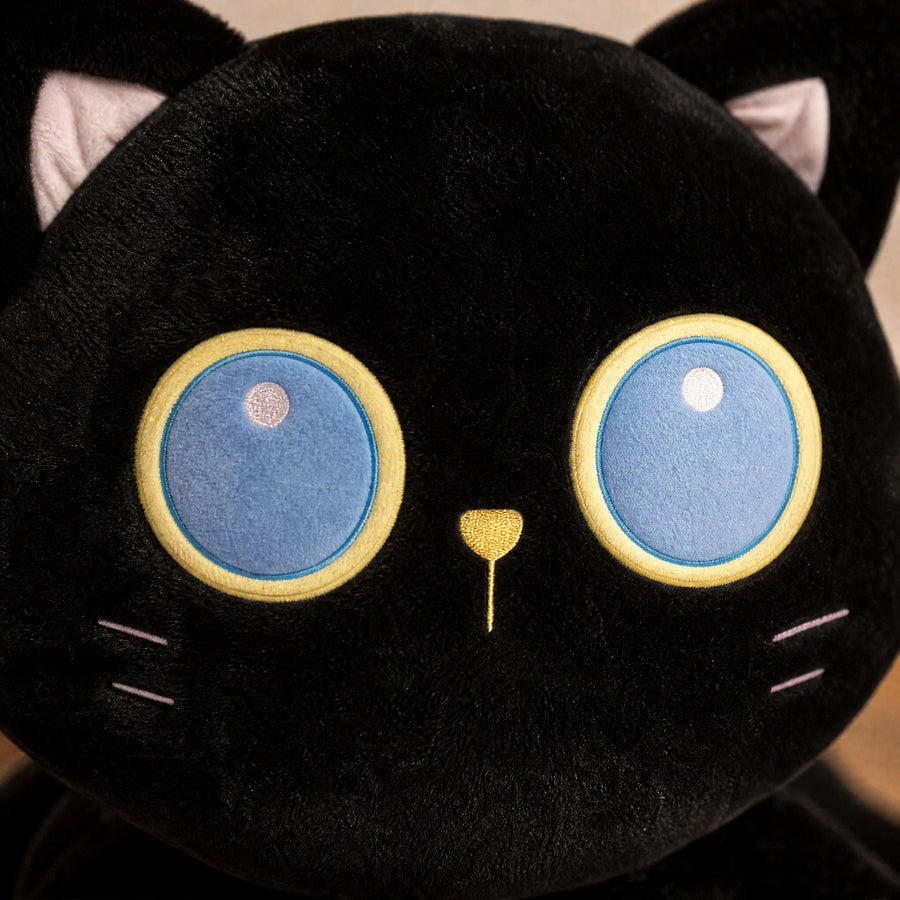Black Cat Plush with Large Blue Eyes and Soft Fur - Détail matière