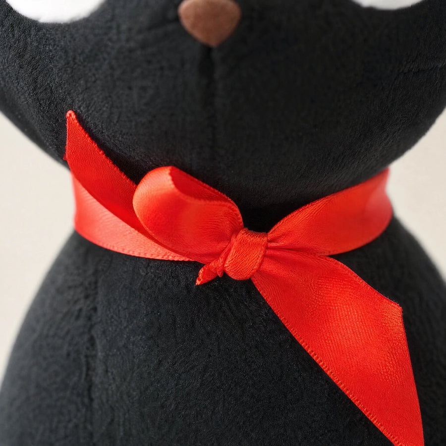 Black Cat Plush with Red Bow and Wide Eyes - Détail matière