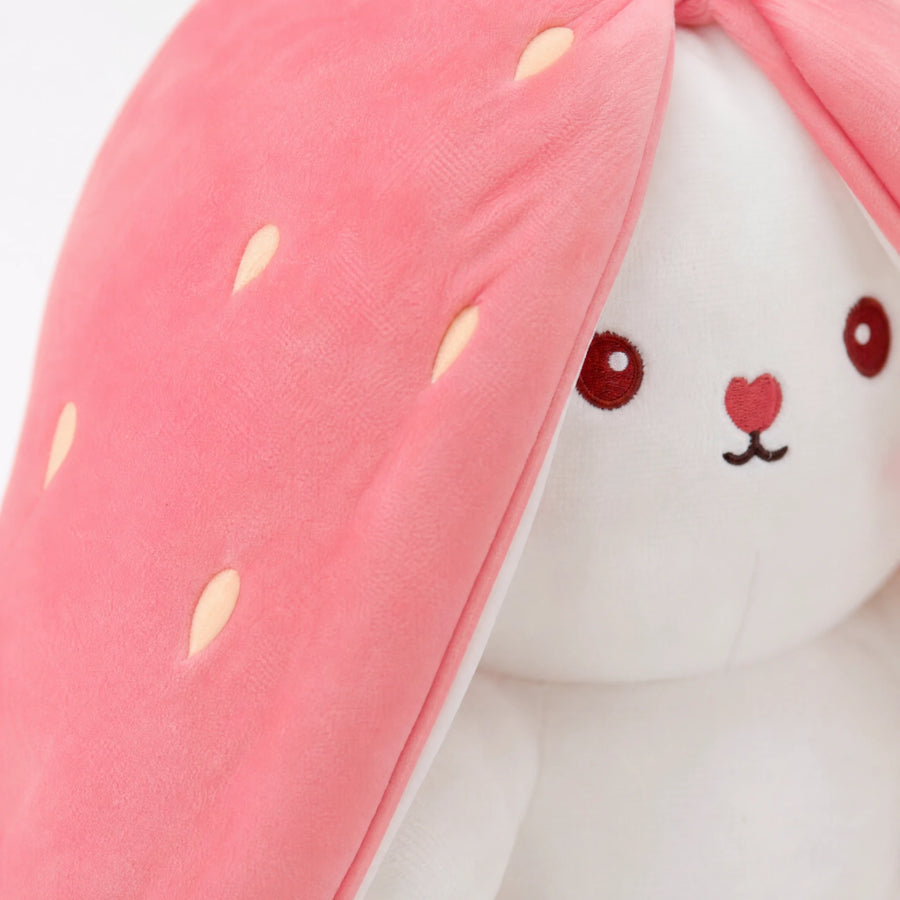 Bunny Plush Toy Hidden Inside Strawberry Pouch - Détail matière