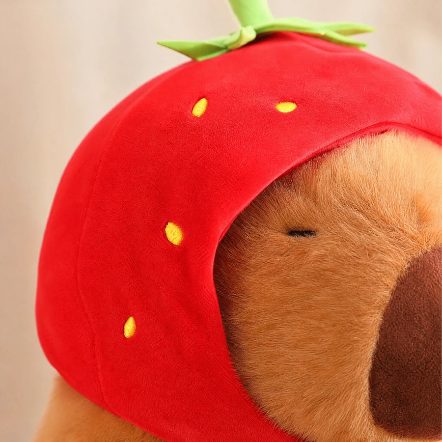 Capybara Plush with Strawberry Hat – Soft Cuddle Toy - Détail matière