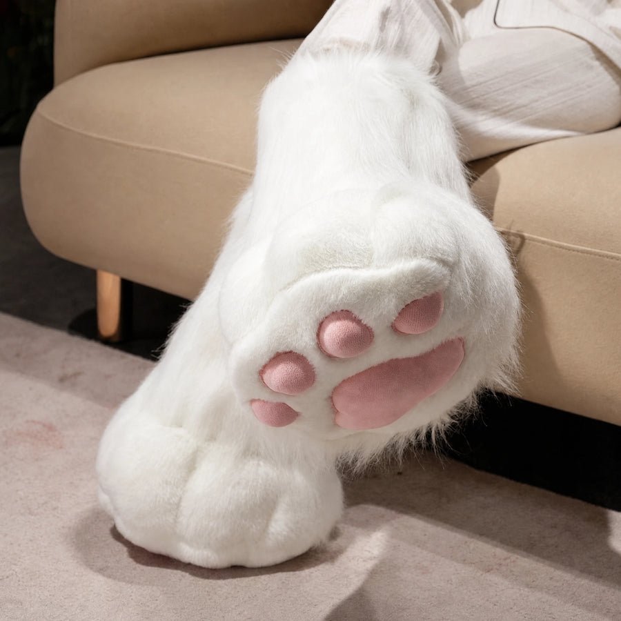 Cat Paw Slippers with Pink Toe Pads and Fluffy White Fur - Utilisation du produit