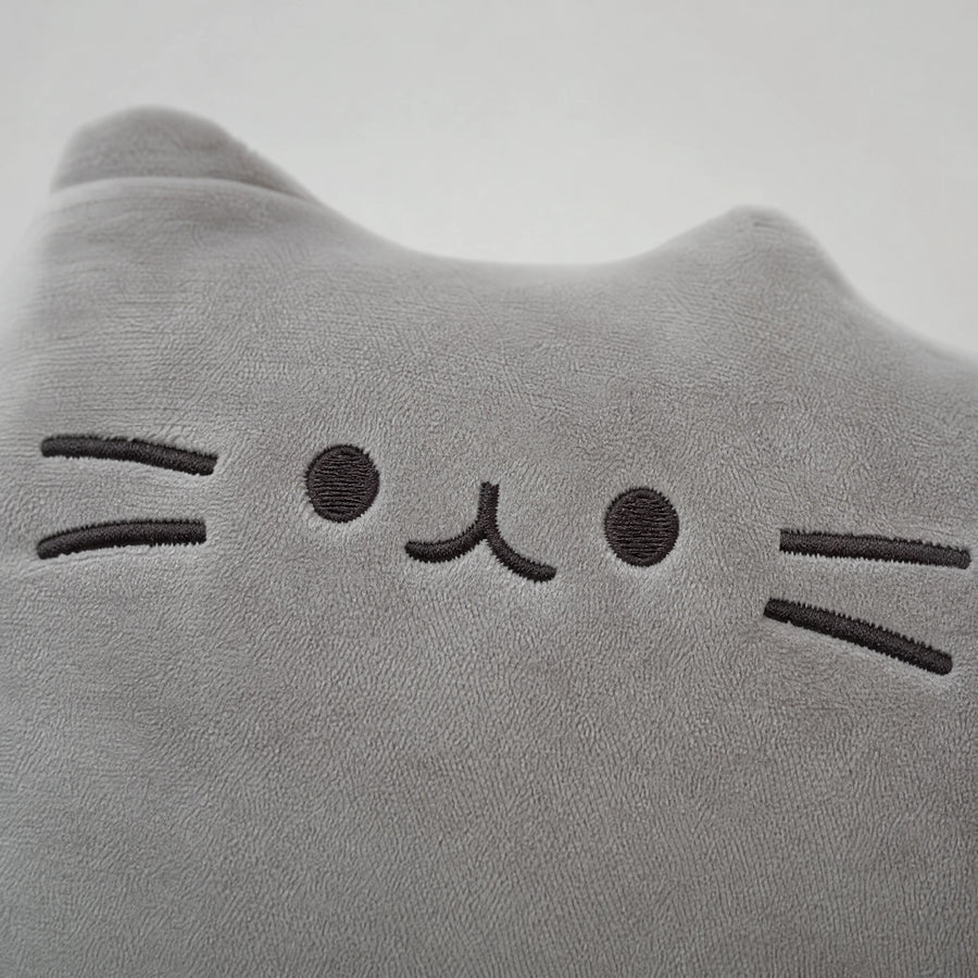 Cat Plush Pillow with Embroidered Face and Soft Gray Fabric - Détail matière
