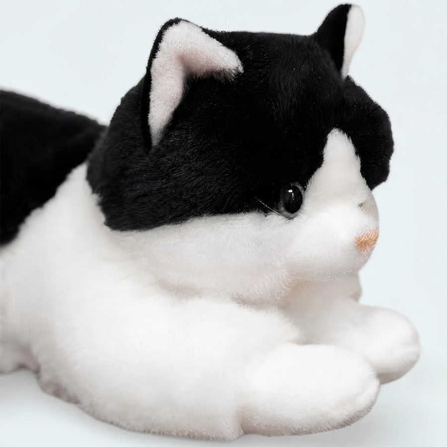Cat Stuffed Animal Black and White Tuxedo Design - Détail matière