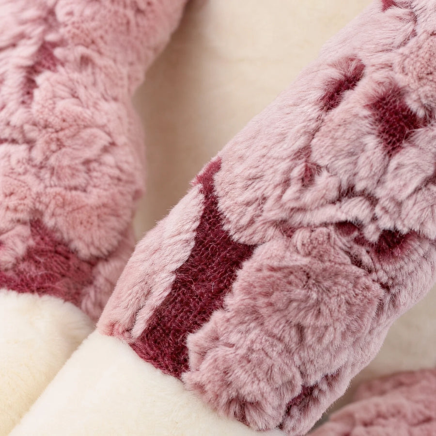 Cat Stuffed Animal with Long Legs and Striped Plush Fur - Détail matière