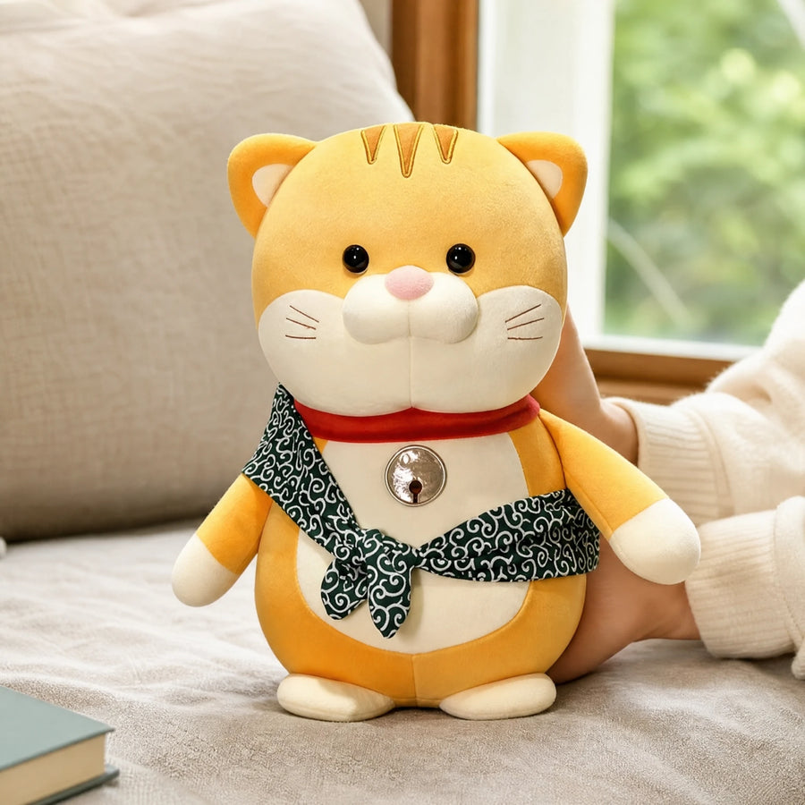 Cat Stuffed Animal with Patterned Scarf and Red Collar - Utilisation du produit