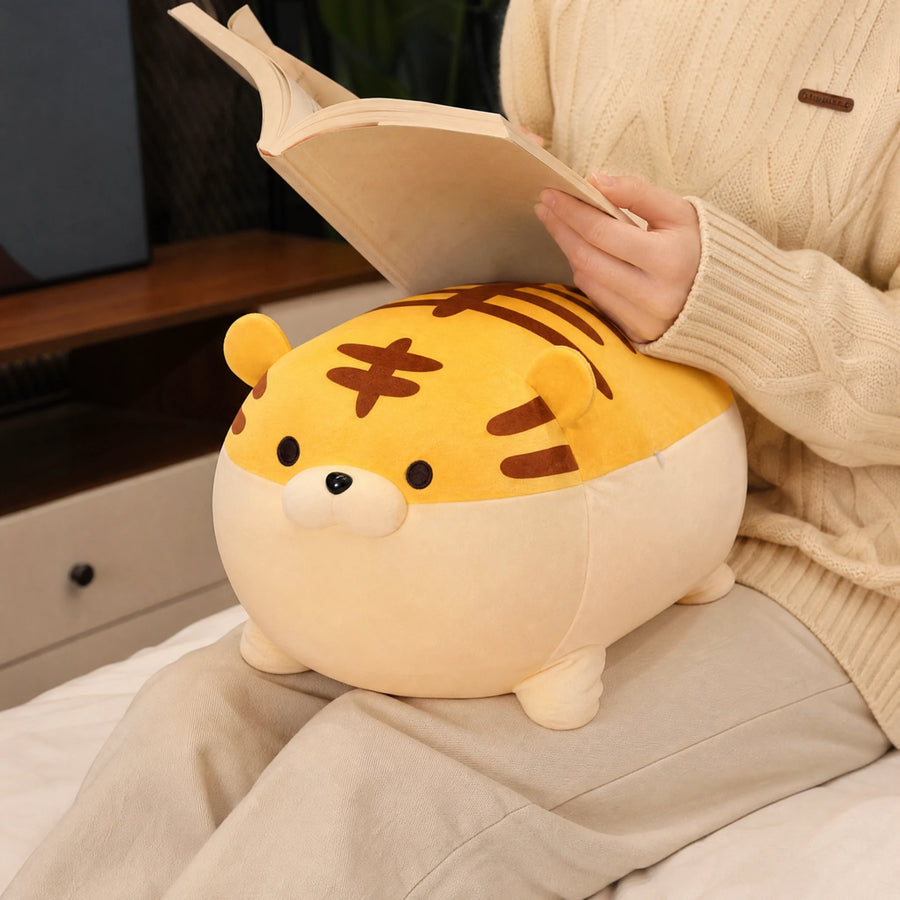 Chubby Tiger Plush with Striped Pattern and Soft Fill - Utilisation du produit