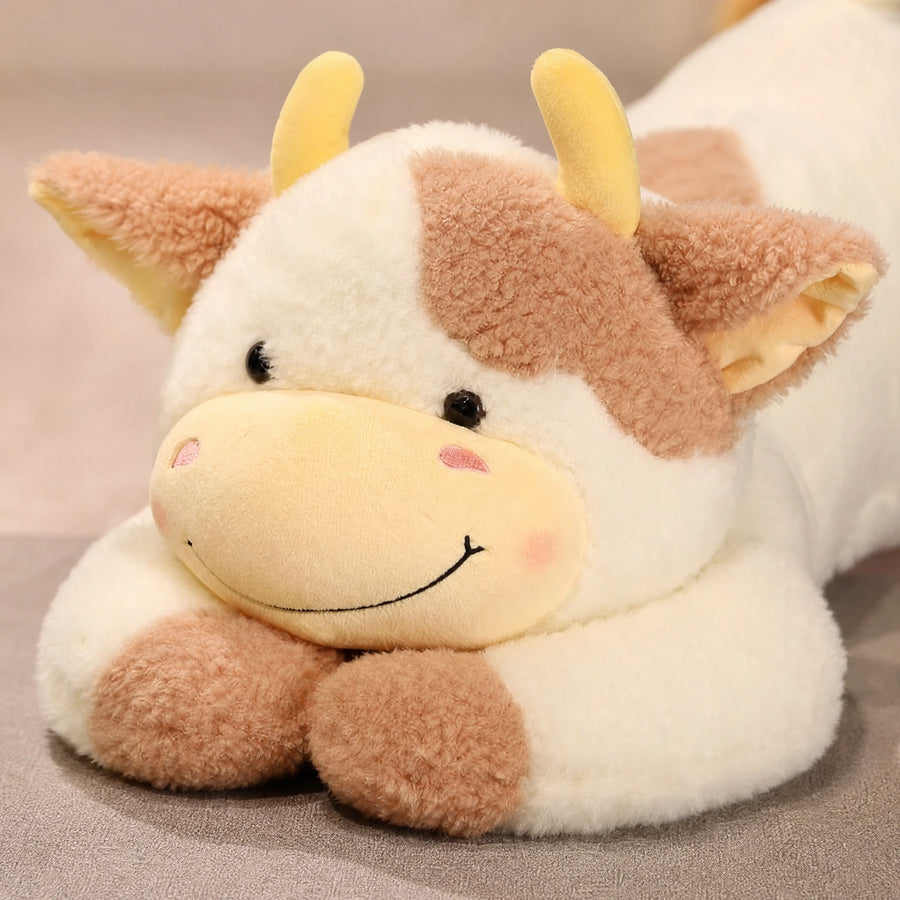 Cow Plush Pillow with Soft Fluffy Texture in Lying Position - Détail matière