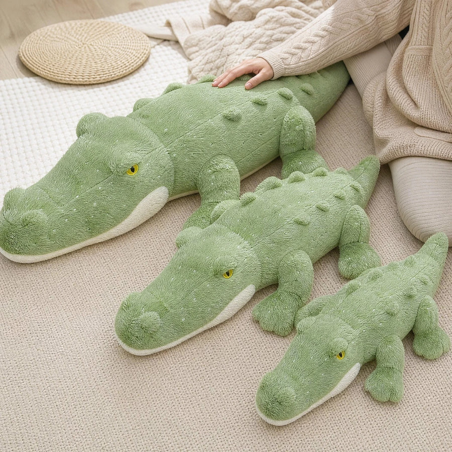 Crocodile Plush Toy in Soft Green with Textured Details - Utilisation du produit