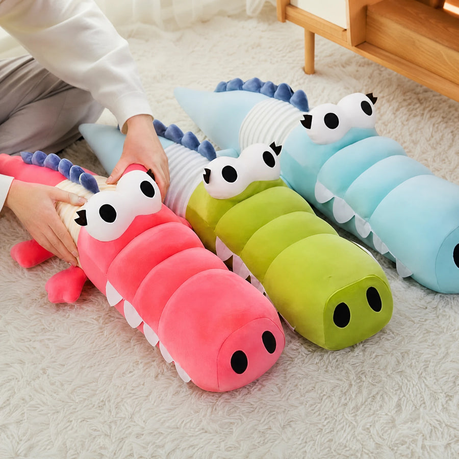 Crocodile Plush Toy with Segmented Body and Wings - Utilisation du produit