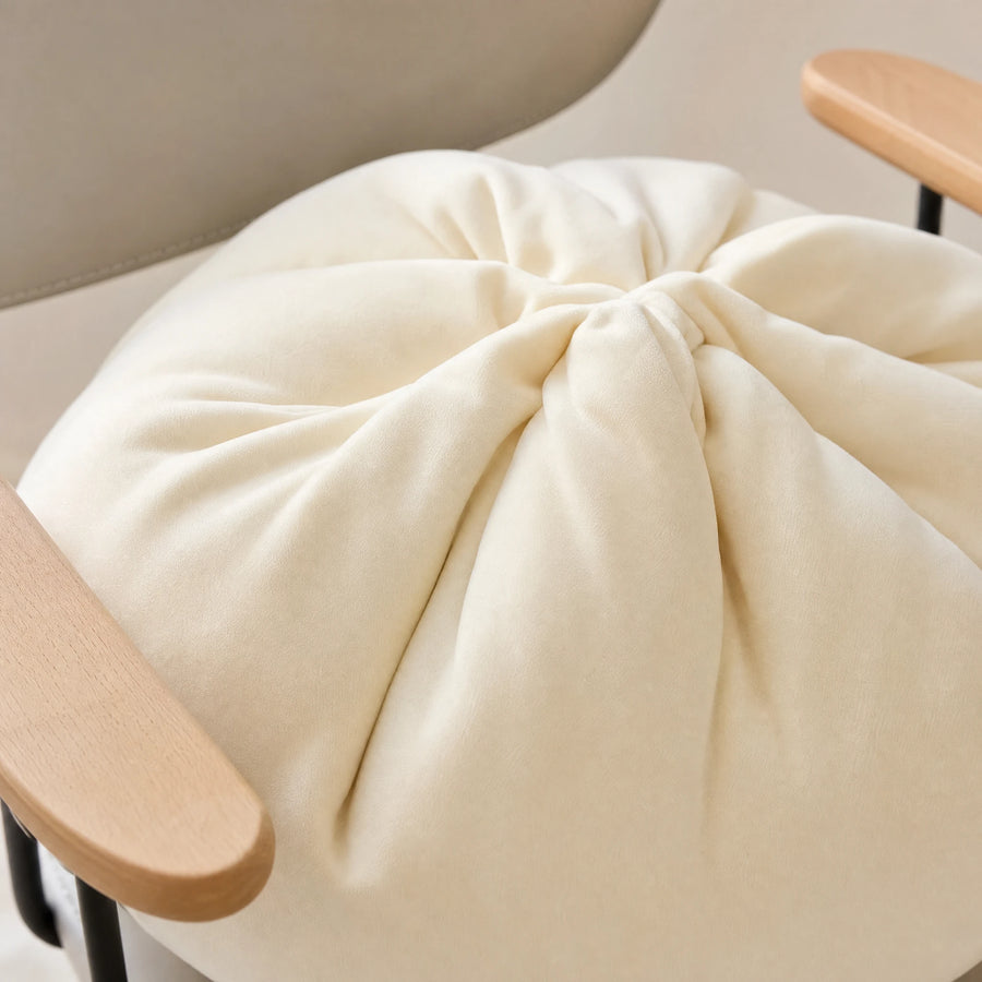 Dumpling Pillow Plush in Ivory White with Gathered Design - Détail matière