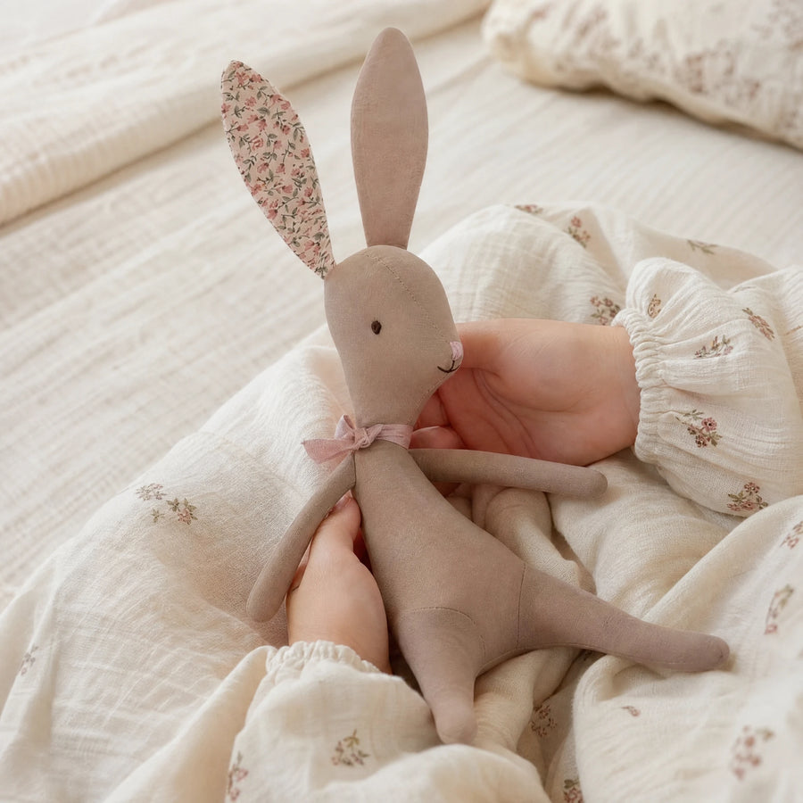 Fabric Bunny Soft Toy with Floral Ears and Ribbon - Utilisation du produit