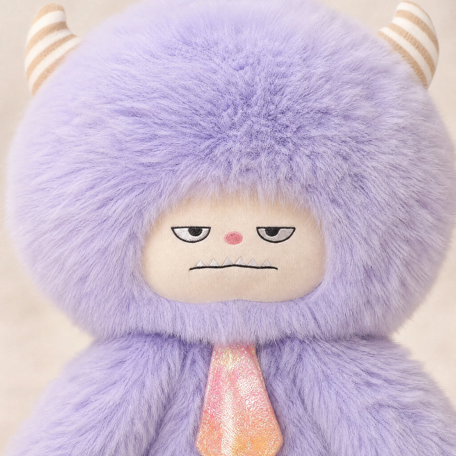 Fluffy Monster Plush with Striped Horns and Moody Face - Détail matière