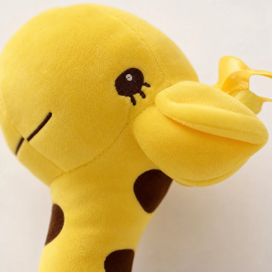 Giraffe Plush with Brown Spots in Soft Yellow - Détail matière