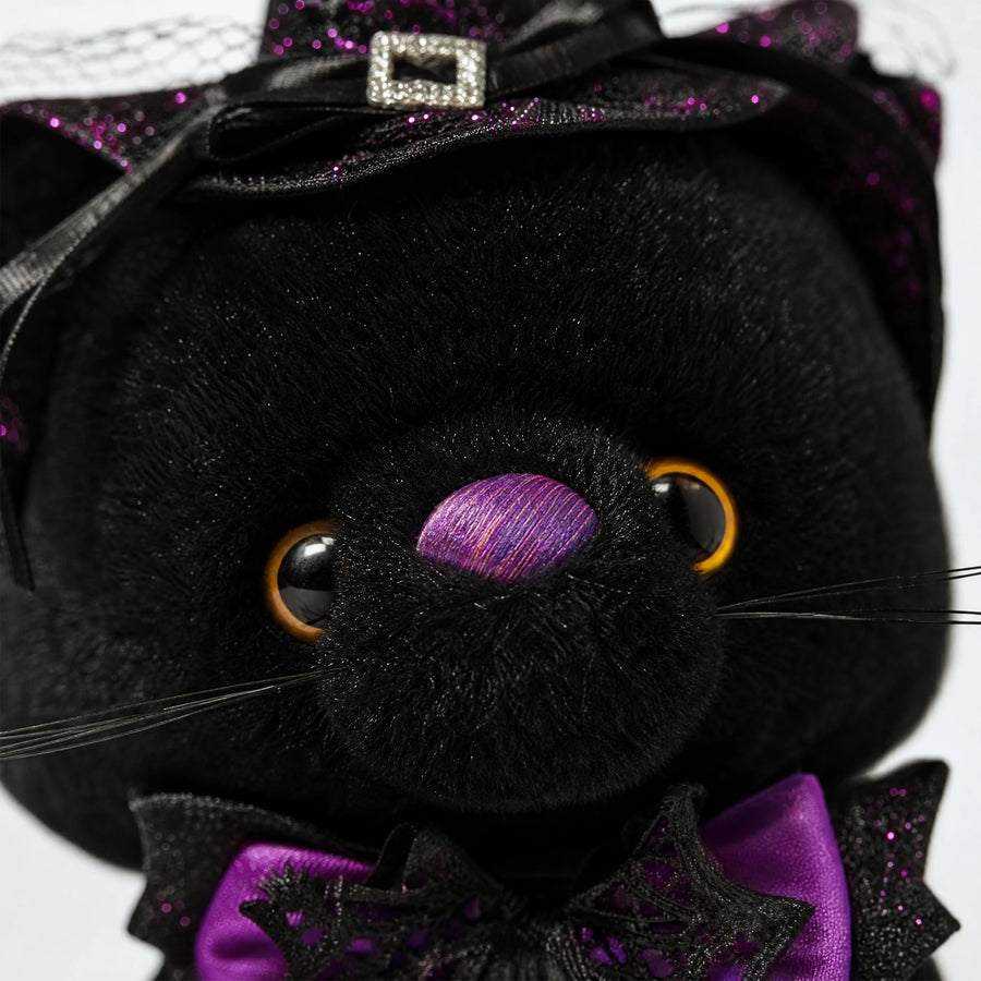 Halloween Cat Plush with Witch Hat and Bow Decoration - Détail matière