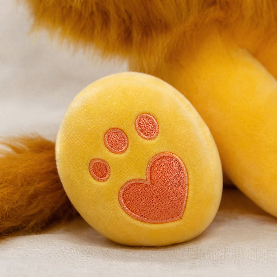 Lion Plush Toy with Fluffy Mane and Embroidered Paws - Détail matière