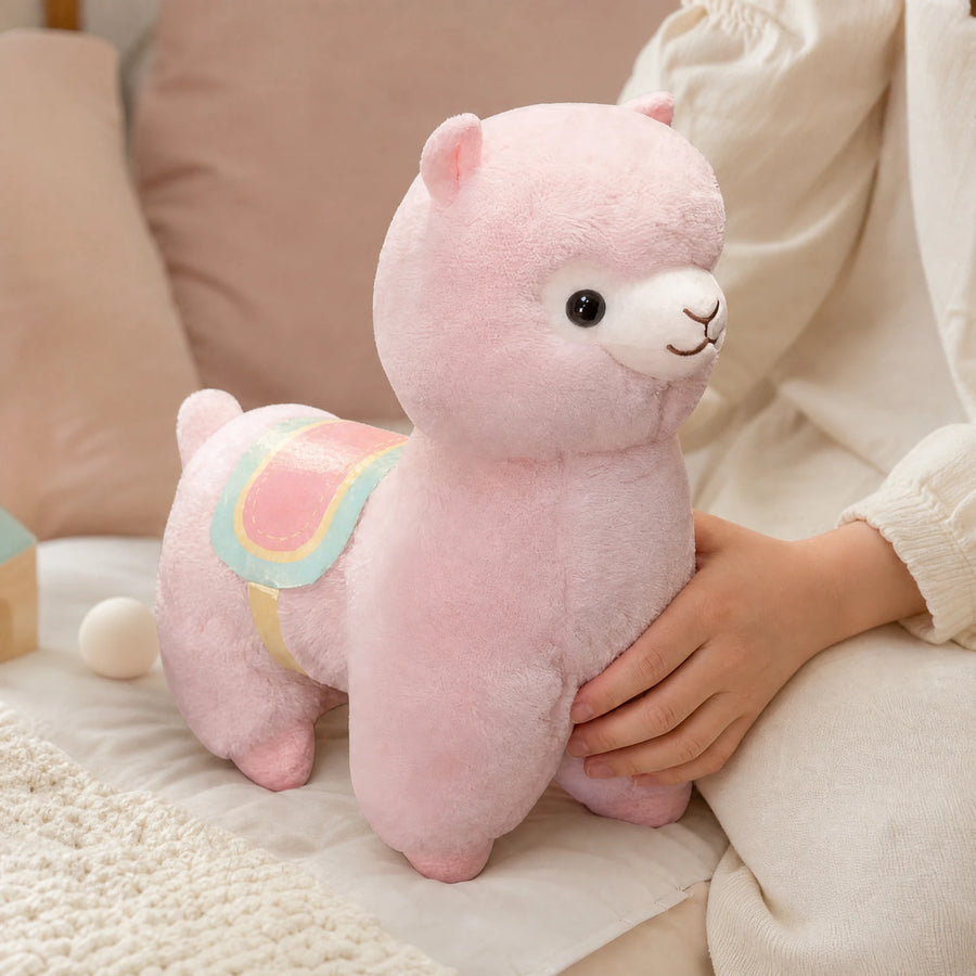Llama Plush Toy with Rainbow Saddle Detail - Utilisation du produit