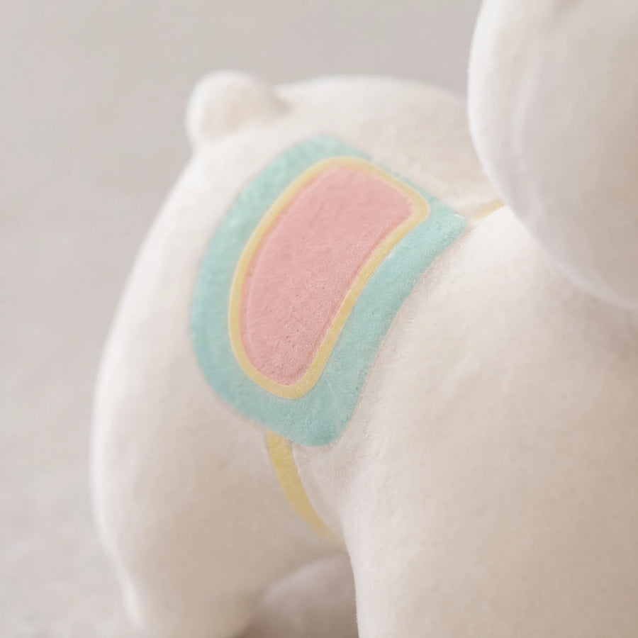 Llama Plush with Rainbow Saddle and Gentle Smile - Détail matière