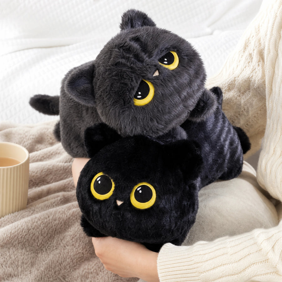 Long Black Cat Plush with Yellow Eyes Lying Position - Utilisation du produit
