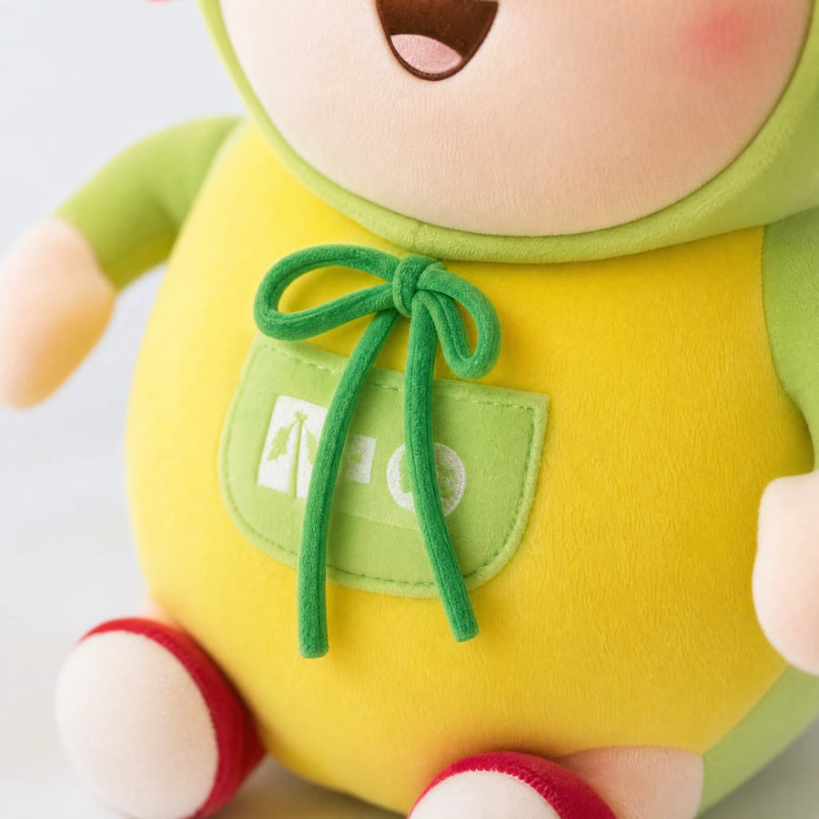 Pig Stuffed Animal in Green Hood and Yellow Outfit - Détail matière