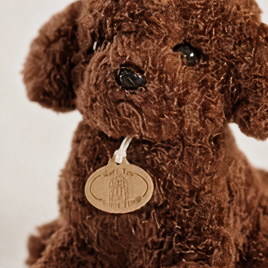 Poodle Plush Toy with Curly Brown Fur and Pendant - Détail matière