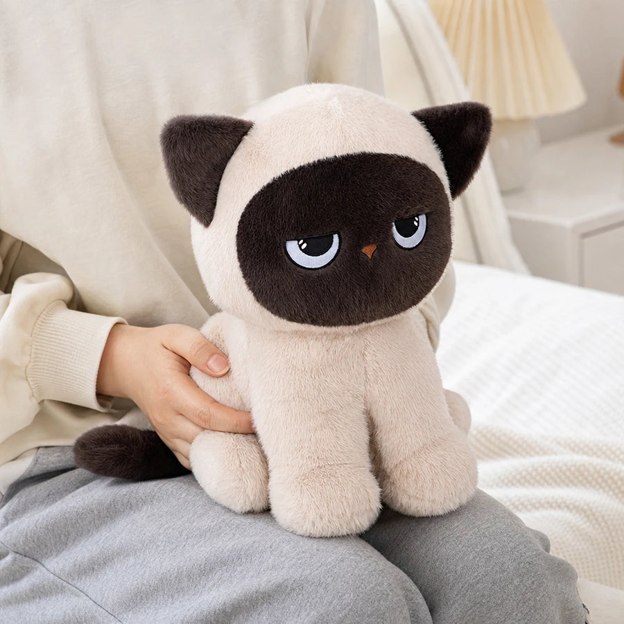 Siamese Cat Plush with Grumpy Expression and Soft Fur - Utilisation du produit
