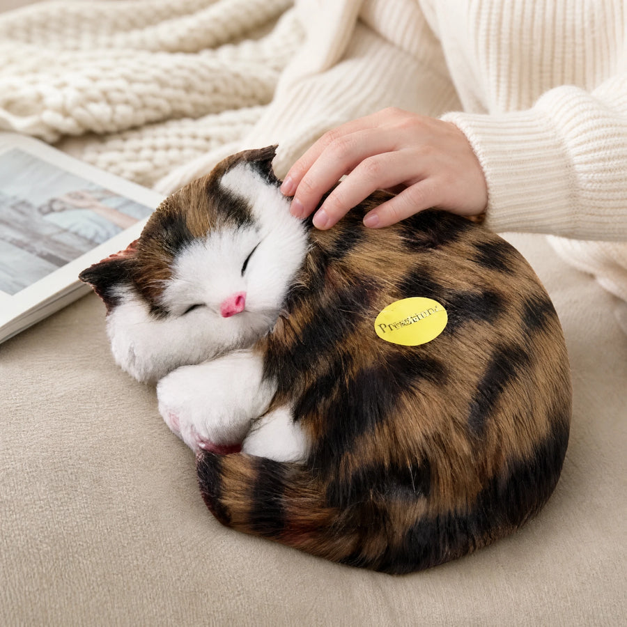 Sleeping Cat Plush with Brown Tabby Pattern - Utilisation du produit