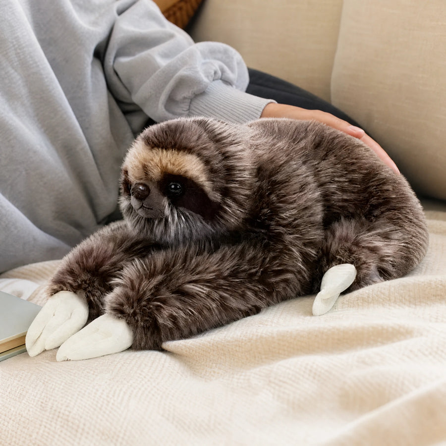 Sloth Plush with Soft Brown Fur and Lying Pose - Utilisation du produit