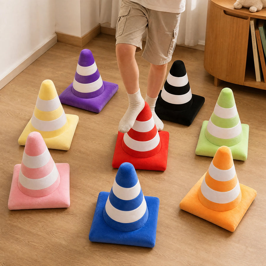 Traffic Cone Plush Pillow in Bright Striped Colors - Utilisation du produit