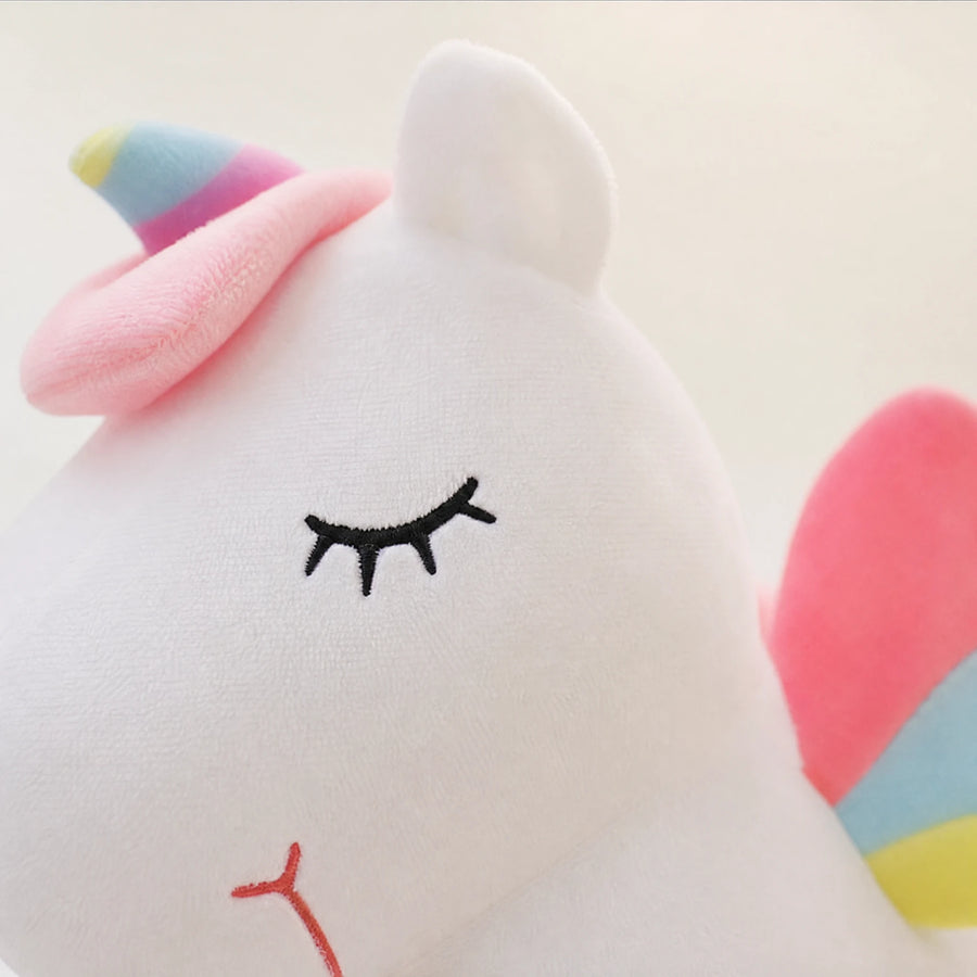 Unicorn Plush with Rainbow Wings and Pastel Details - Détail matière