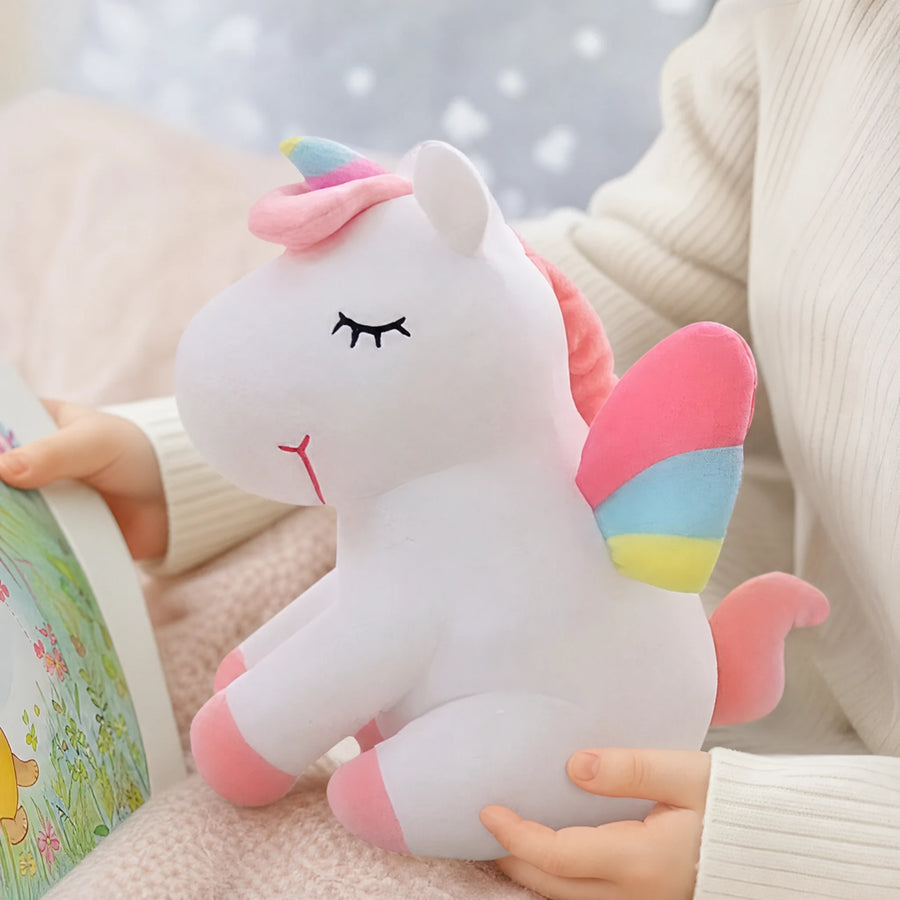 Unicorn Plush with Rainbow Wings and Pastel Details - Utilisation du produit