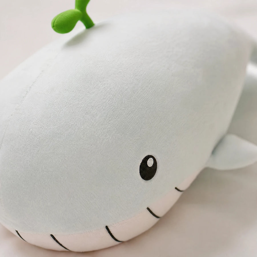 Whale Plush with Green Sprout Accent in Soft Cotton - Détail matière