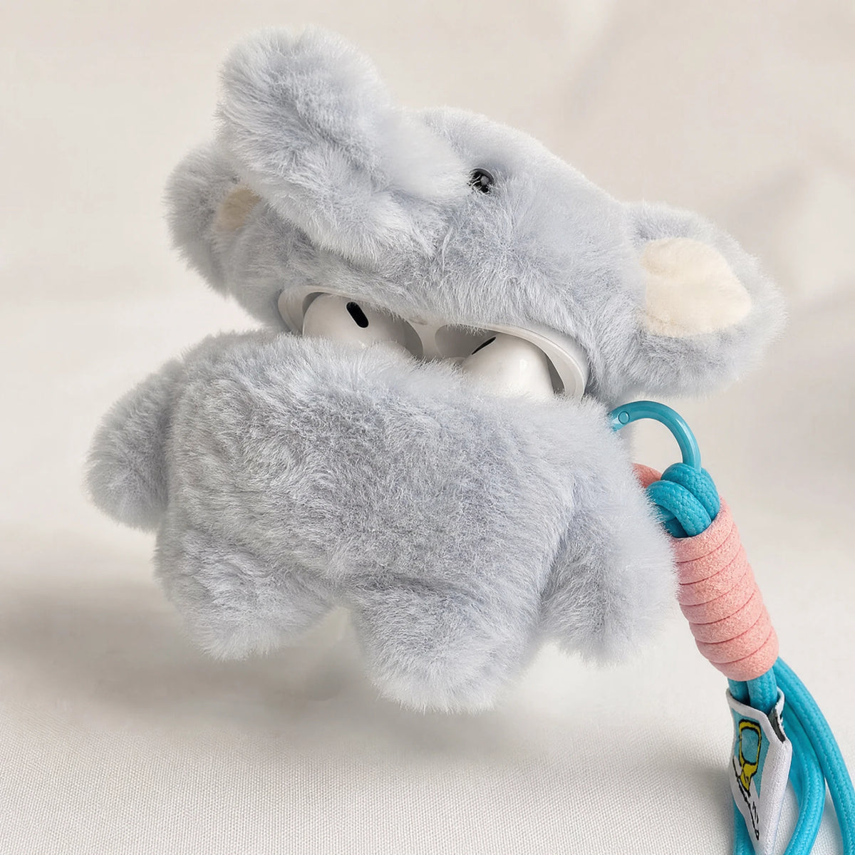 AirPods Case Plush with Fluffy Elephant Design and Lanyard - Détail matière