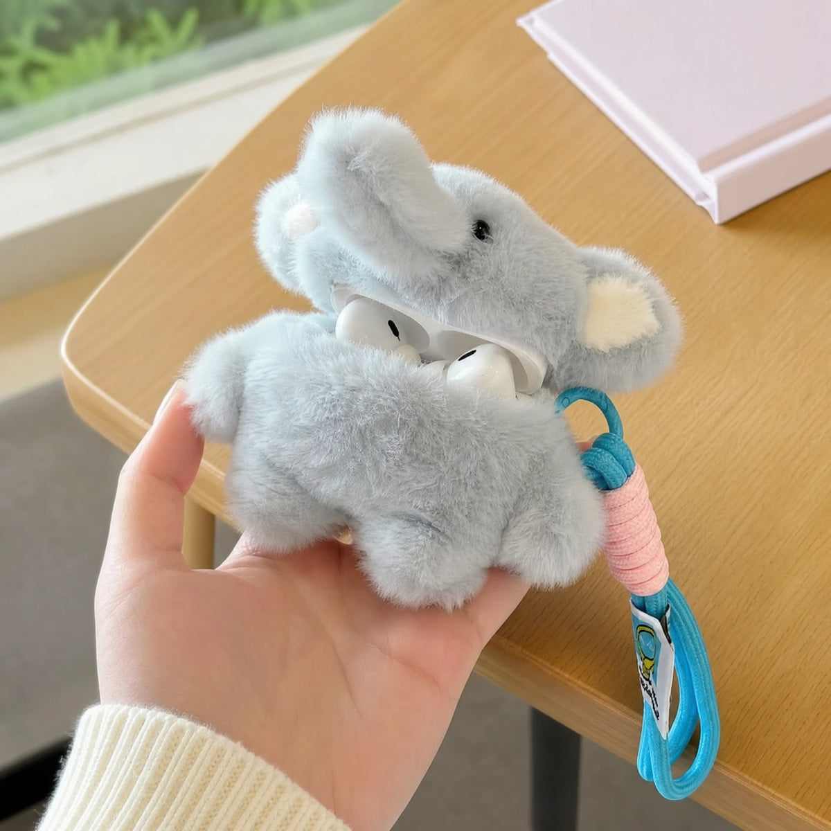 AirPods Case Plush with Fluffy Elephant Design and Lanyard - Utilisation du produit