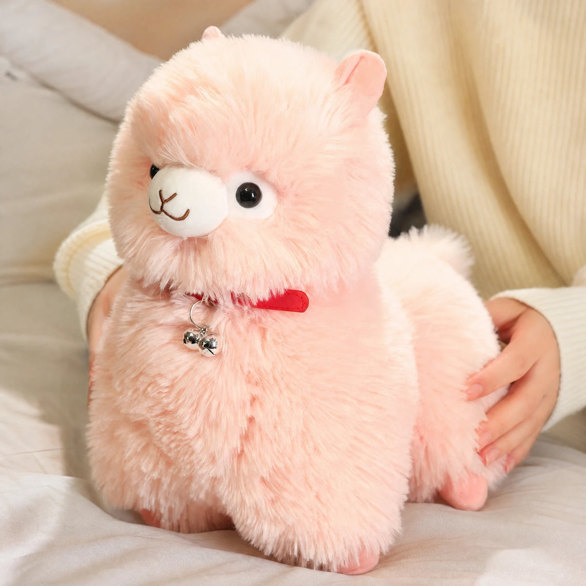 Alpaca Plush Toy with Bell in Pink, White or Yellow - Utilisation du produit
