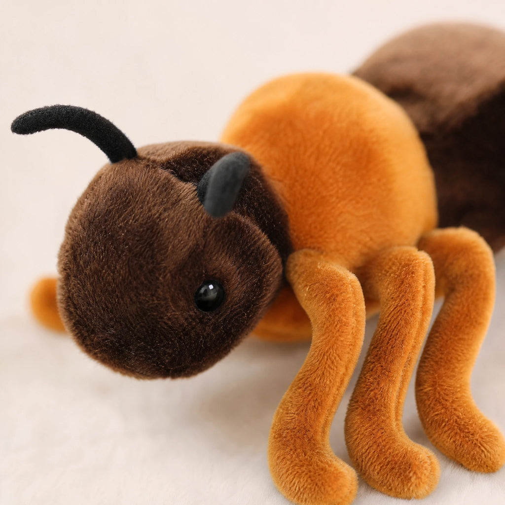 Ant Plush Toy with Detailed Design and Soft Brown Fur - Détail matière