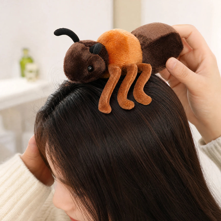 Ant Plush Toy with Detailed Design and Soft Brown Fur - Utilisation du produit