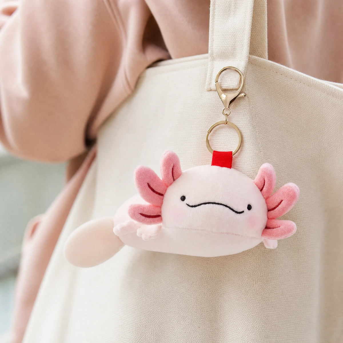 Axolotl Keychain Plush in Pink with Lobster Clasp - Utilisation du produit