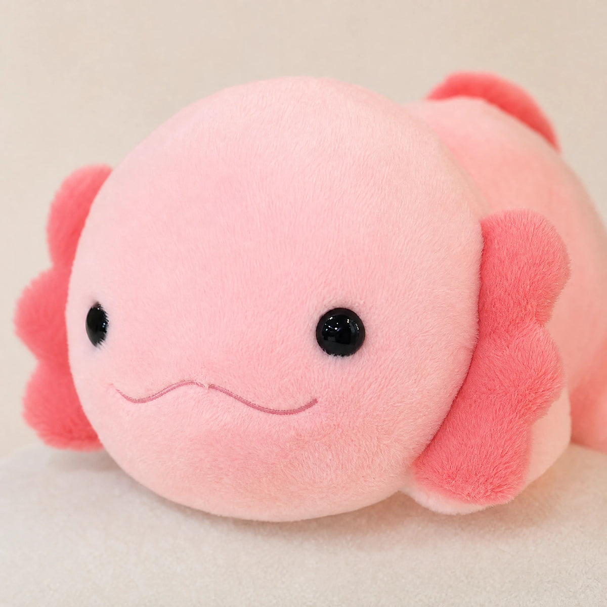 Axolotl Plush with Soft Pink Body and Coral Gills - Détail matière