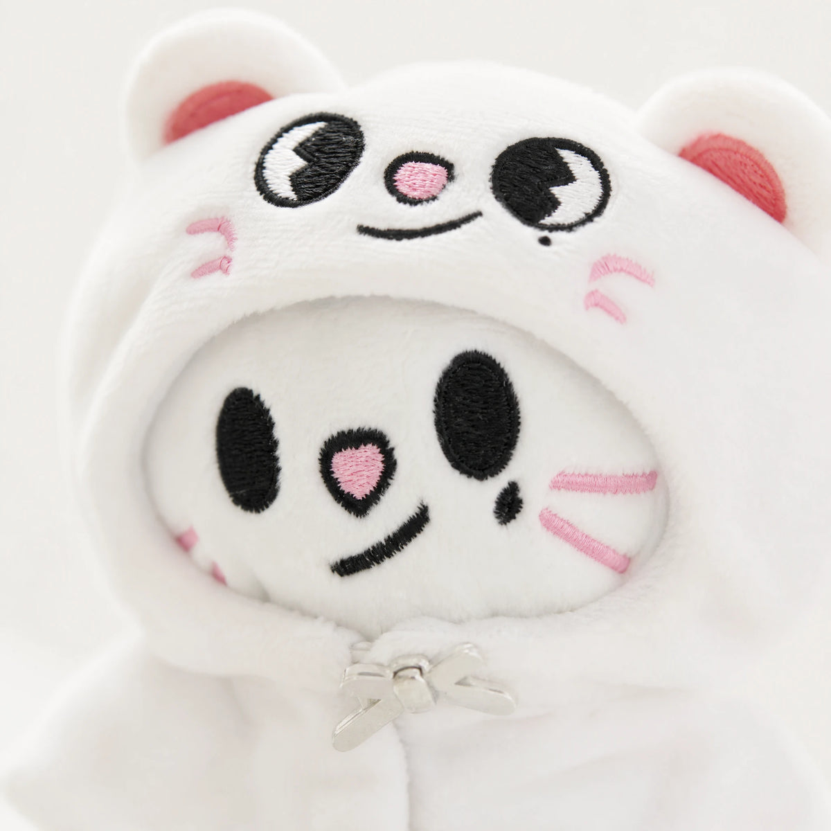 Bear Plush Keychain with Hood and Embroidered Face - Détail matière