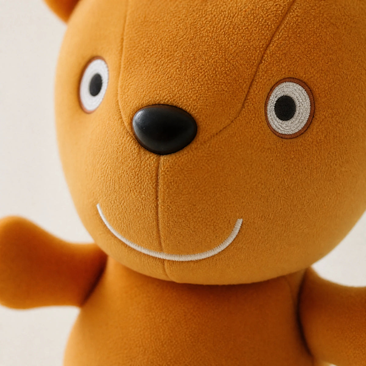 Bear Stuffed Animal with Smiling Face and Soft Fabric - Détail matière