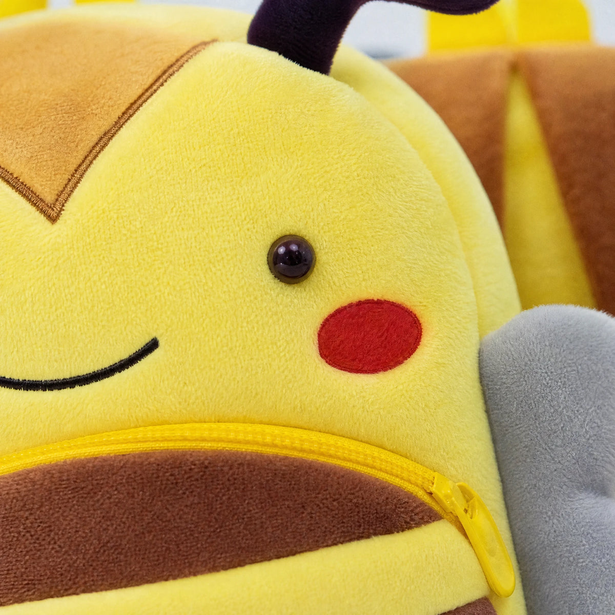 Bee Backpack Kids – Plush Yellow Character Design - Détail matière