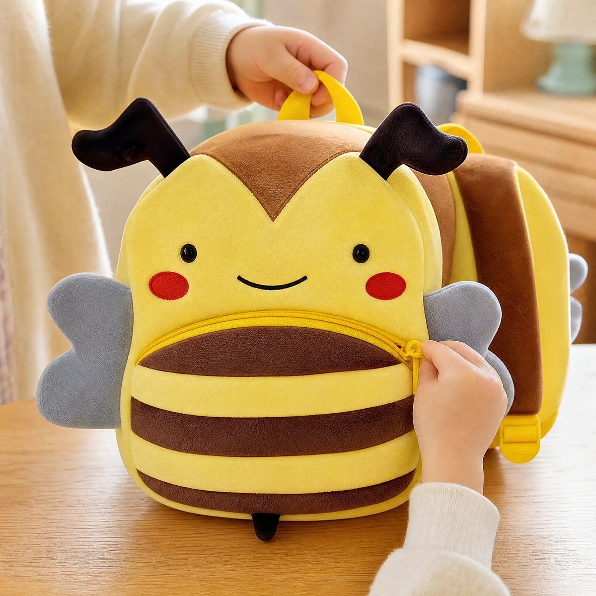 Bee Backpack Kids – Plush Yellow Character Design - Utilisation du produit