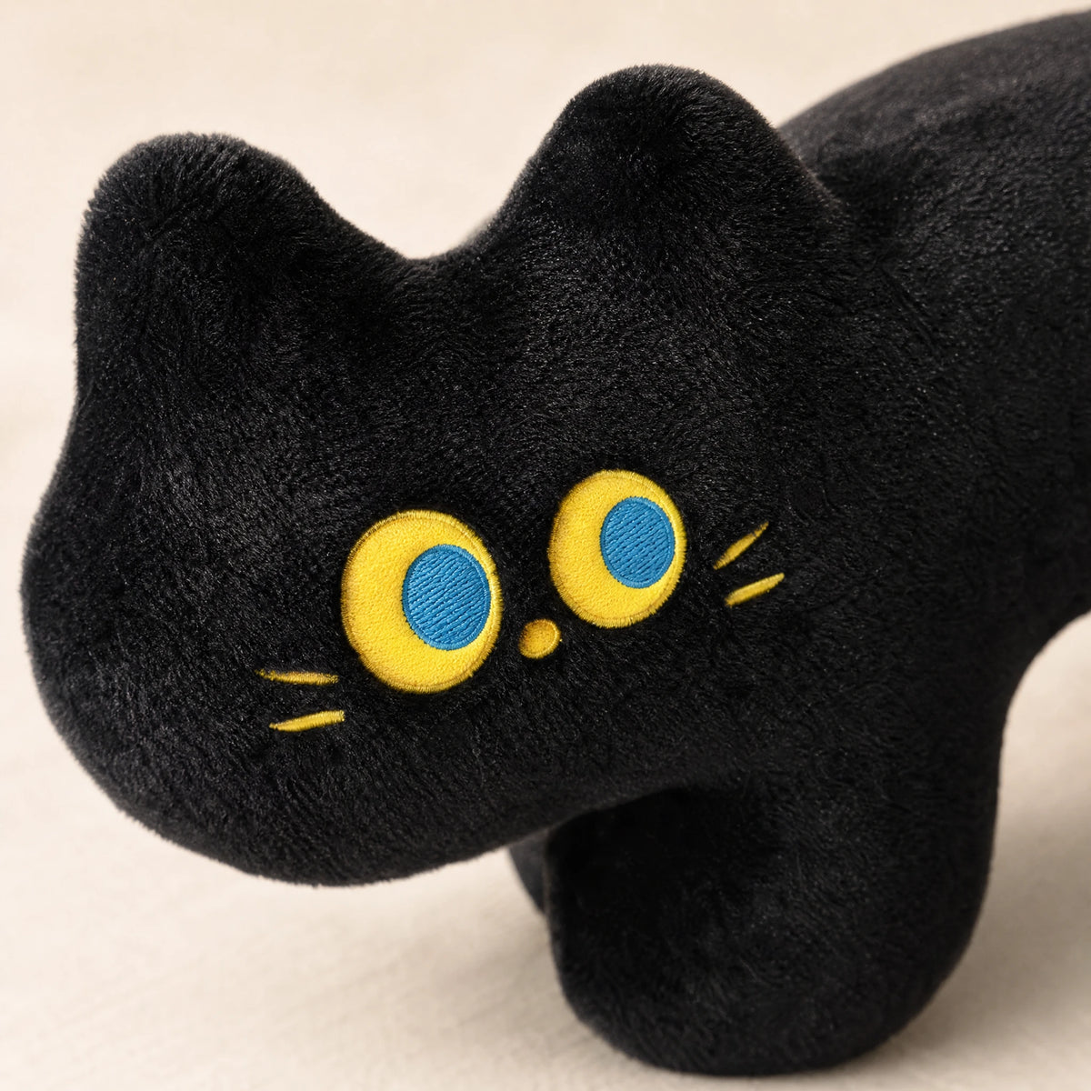 Black Cat Plush Pillow with Embroidered Yellow Eyes - Détail matière