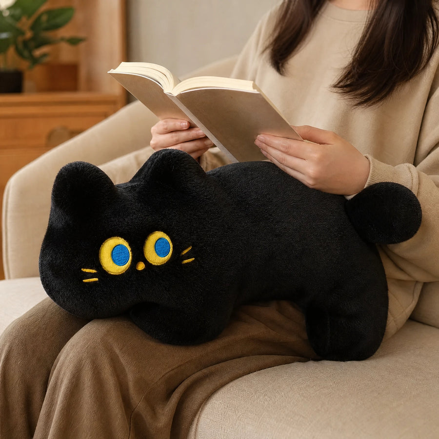 Black Cat Plush Pillow with Embroidered Yellow Eyes - Utilisation du produit