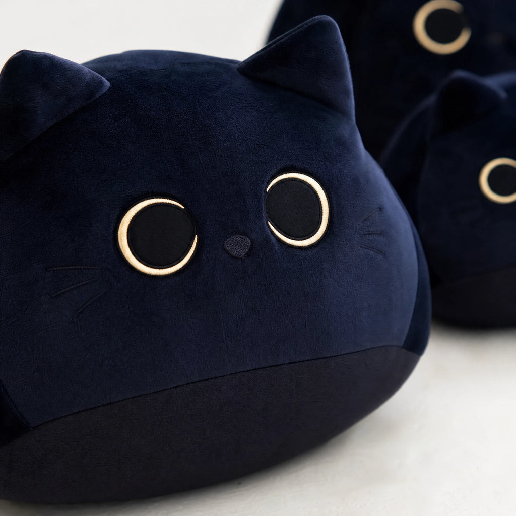 Black Cat Plush with Embroidered Eyes and Rounded Shape - Détail matière