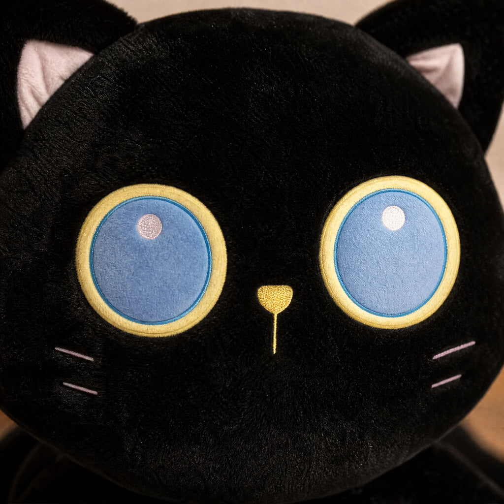 Black Cat Plush with Large Blue Eyes and Soft Fur - Détail matière