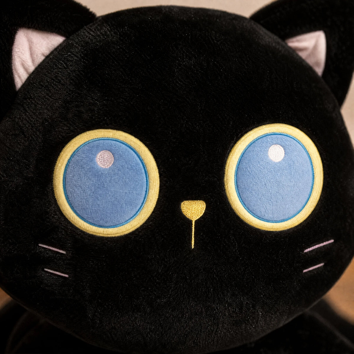 Black Cat Plush with Large Blue Eyes and Soft Fur - Détail matière